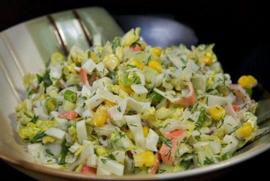 Салат из крабовых палочек с кукурузой