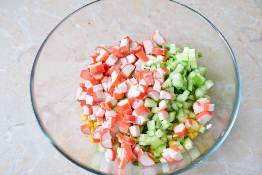 Салат из крабовых палочек с кукурузой и яйцом