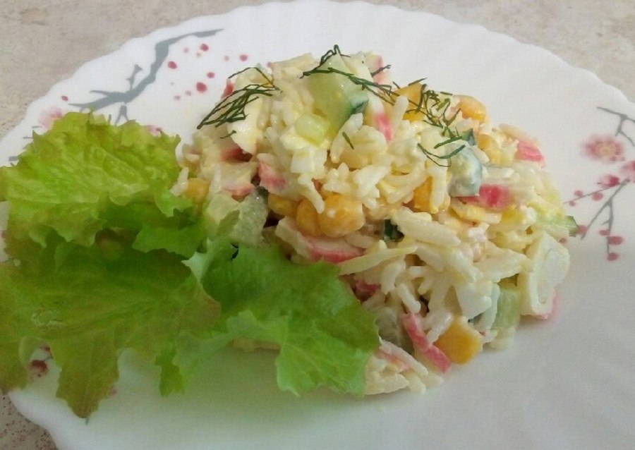 Салат с кальмарами и крабовыми палочками и кукурузой