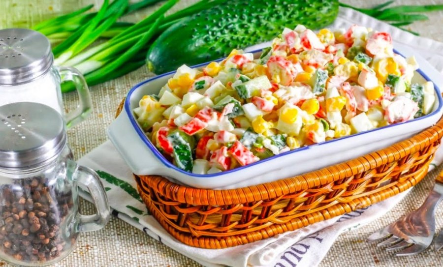 Салат с тунцом рисом и кукурузой