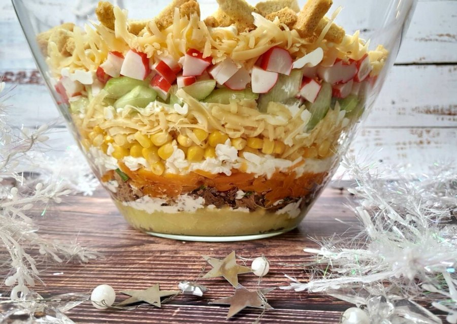 Салат с киви и крабовыми палочками