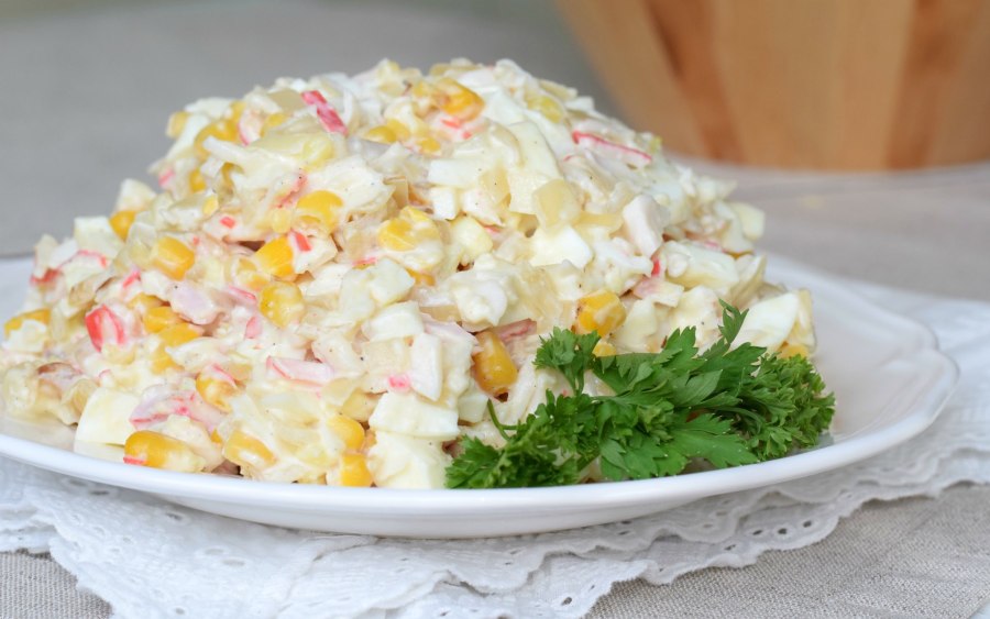 Салат с крабовыми палочками и пекинской капустой