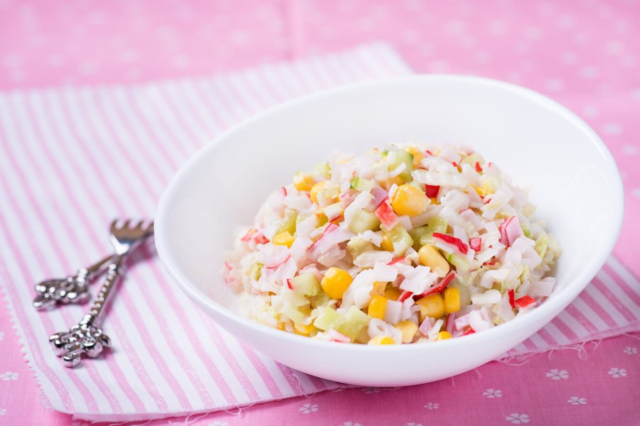 Салат с пекинской капустой и крабовыми палочками и кукурузой