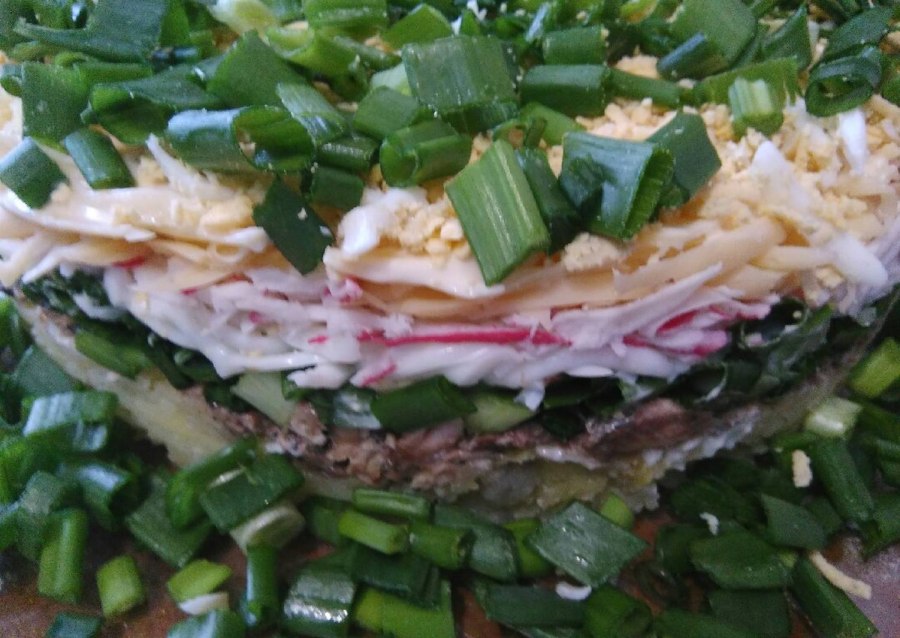 Салат с крабовыми палочками и кукурузой и огурцом