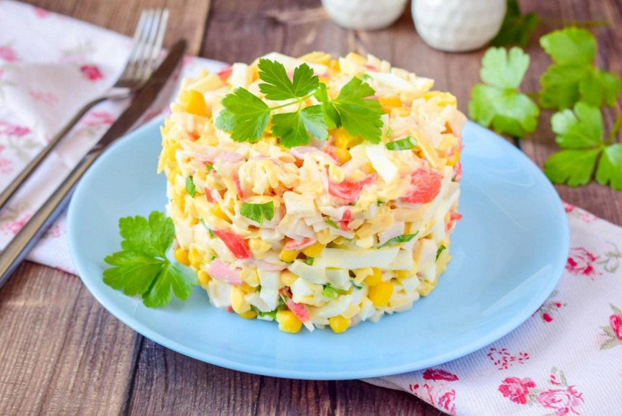 Салат с сайрой и кукурузой