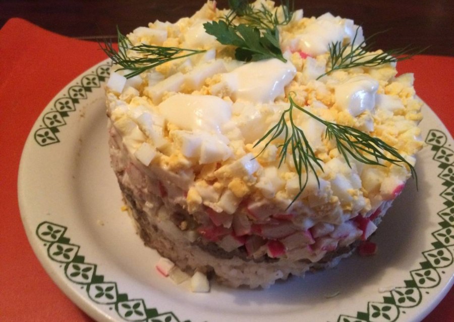 Салат с крабовыми палочками и рисом