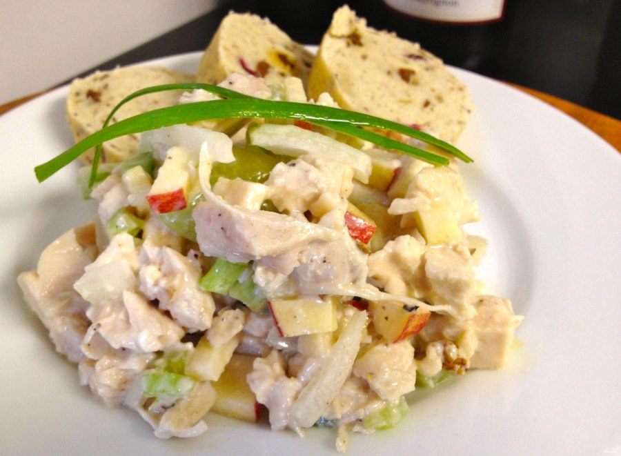 Салат с индейкой и яблоками