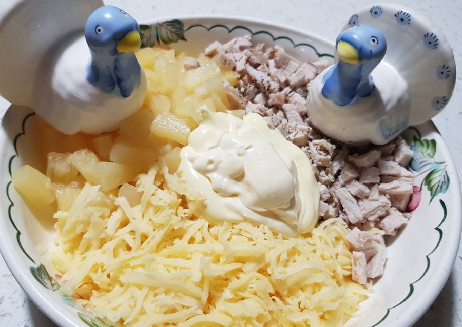 Салат с курагой и курицей