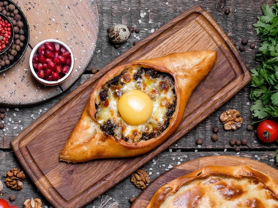 Картофель запеченный с беконом и грибами в духовке