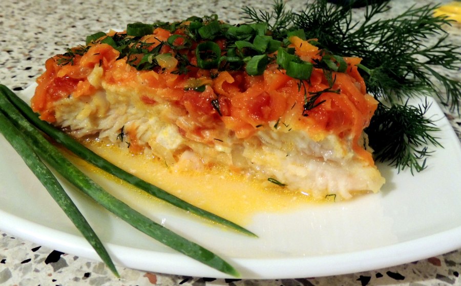 Скумбрия запеченная в духовке с морковкой и луком