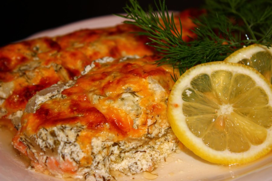 Минтай в духовке с овощами под сыром