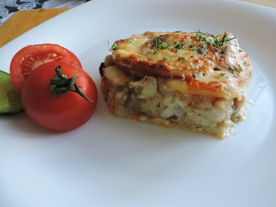 Салат с красной рыбой слоями