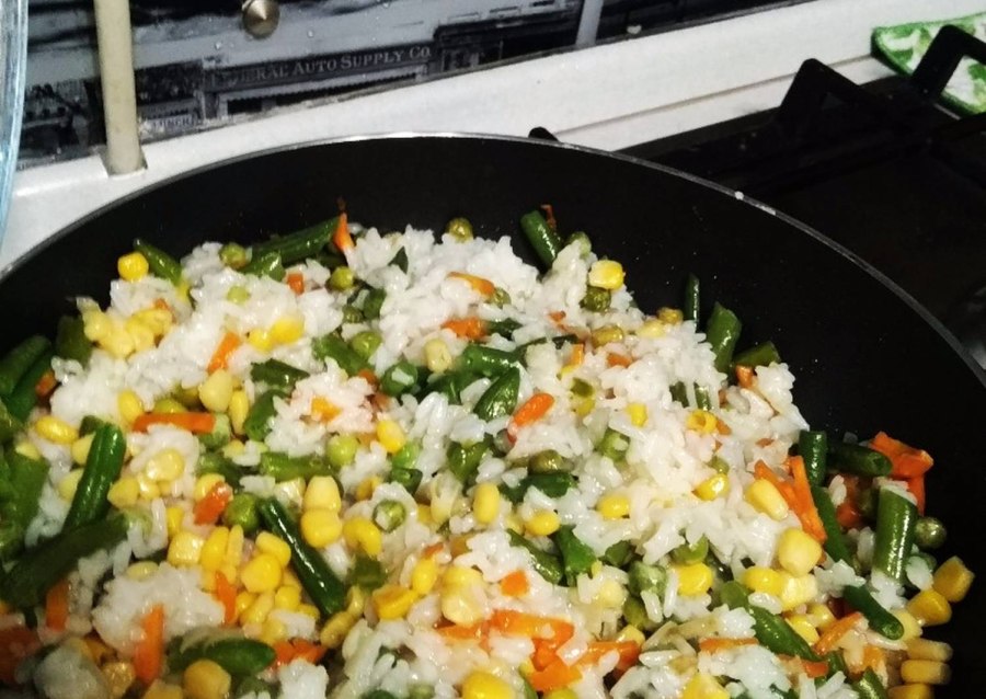 Рис припущенный с кукурузой