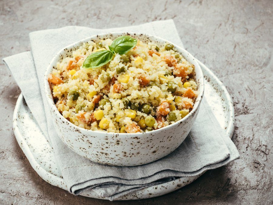 Рис с кукурузой и зеленым горошком и морковью