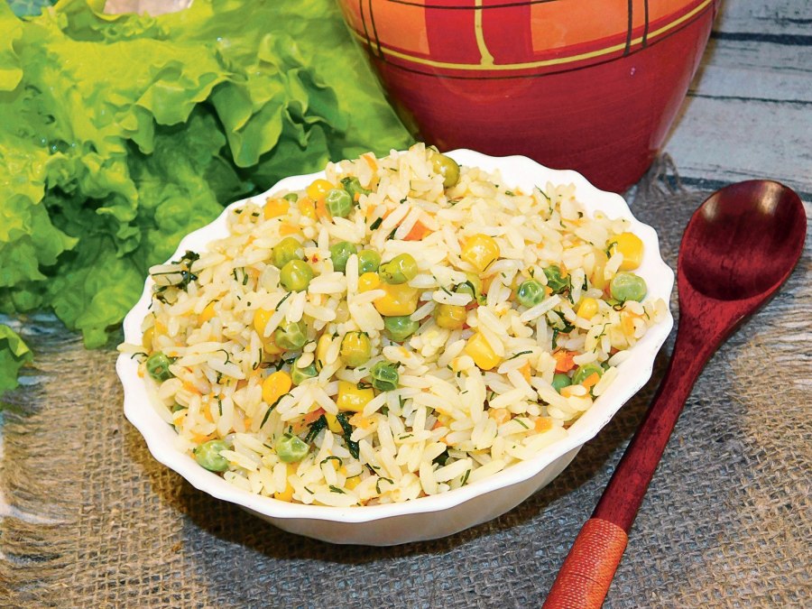 Рис с морковкой кукурузой и горошком