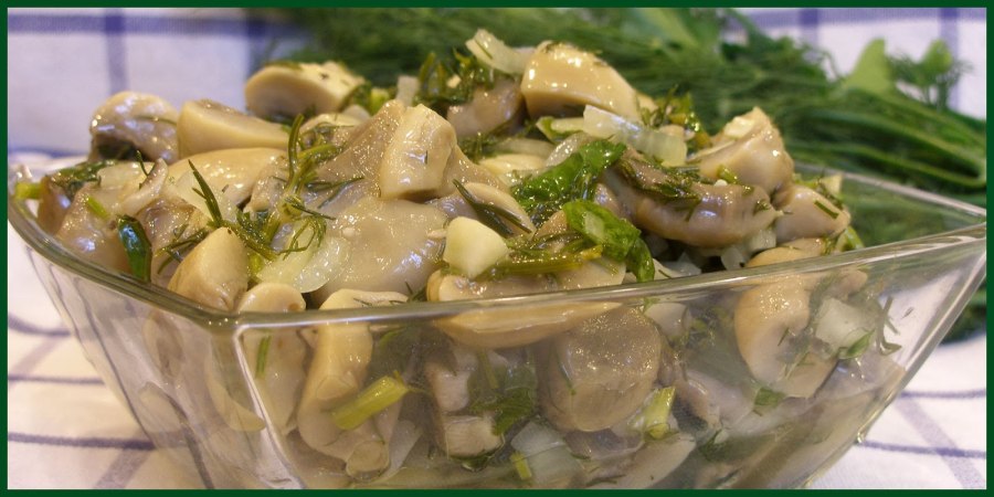 Салат с рукколой и грушей и сыром