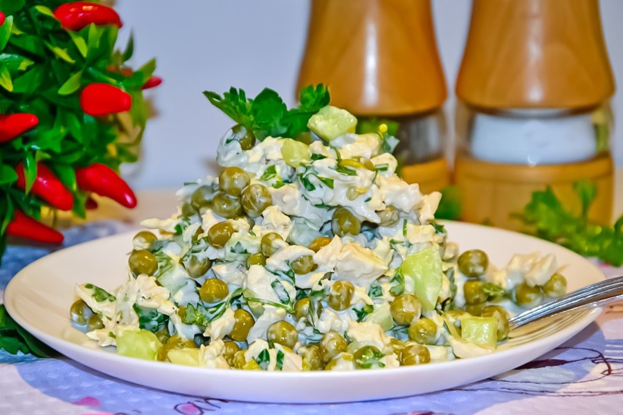 Салат с солёными грибами груздями