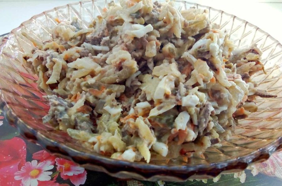 Салат с грибами и маслинами