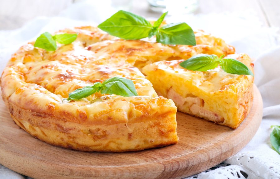 Запечённая картошка с сосисками, помидорами и сыром