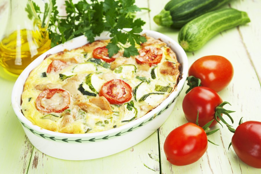 Куриная грудка в духовке с овощами и сыром