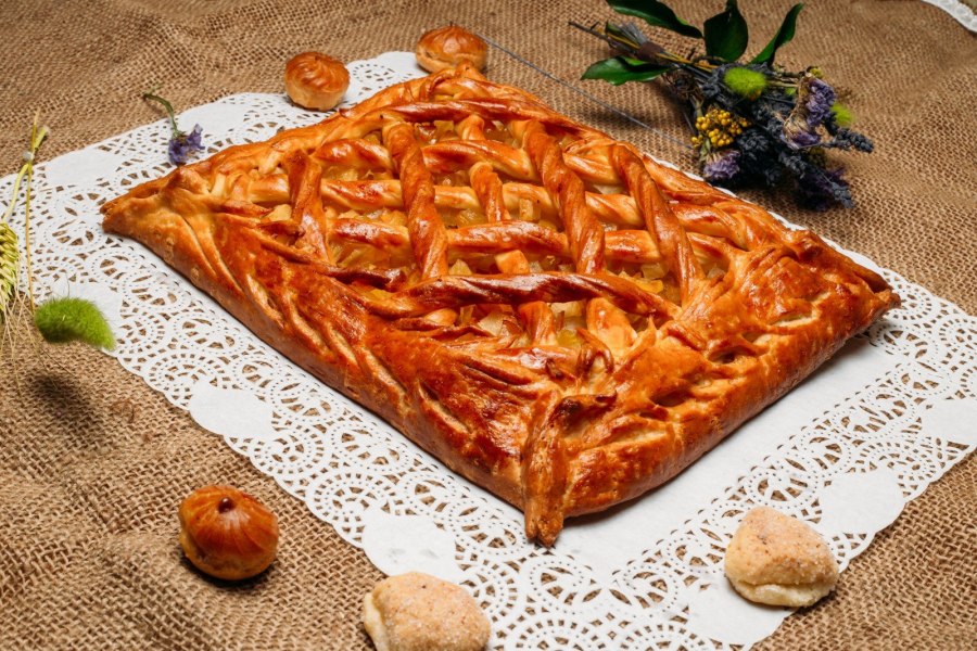 Пирог из слоёного теста с яблоками в духовке