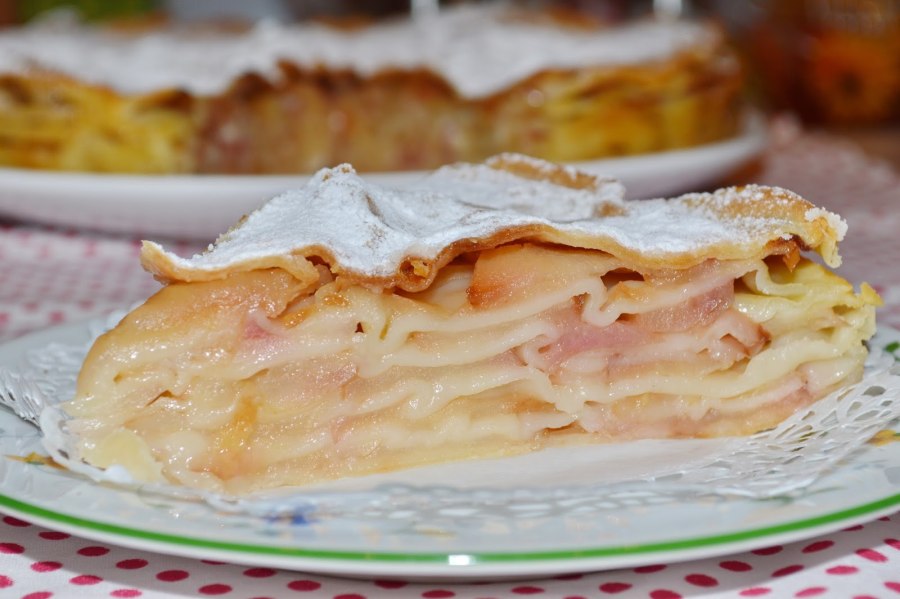 Пирог из слоеного теста с яблоками