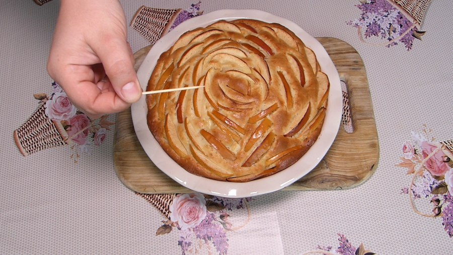 Украшение шарлотки яблоками