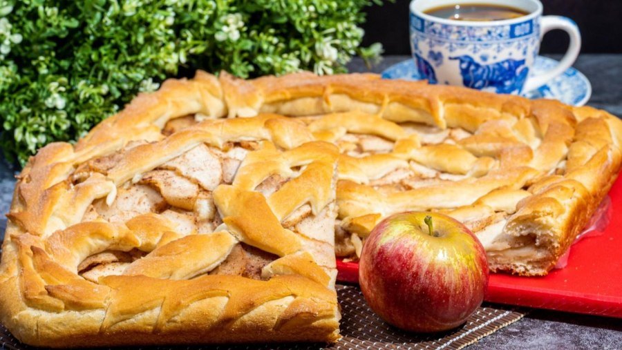Открытый пирог с яблоками