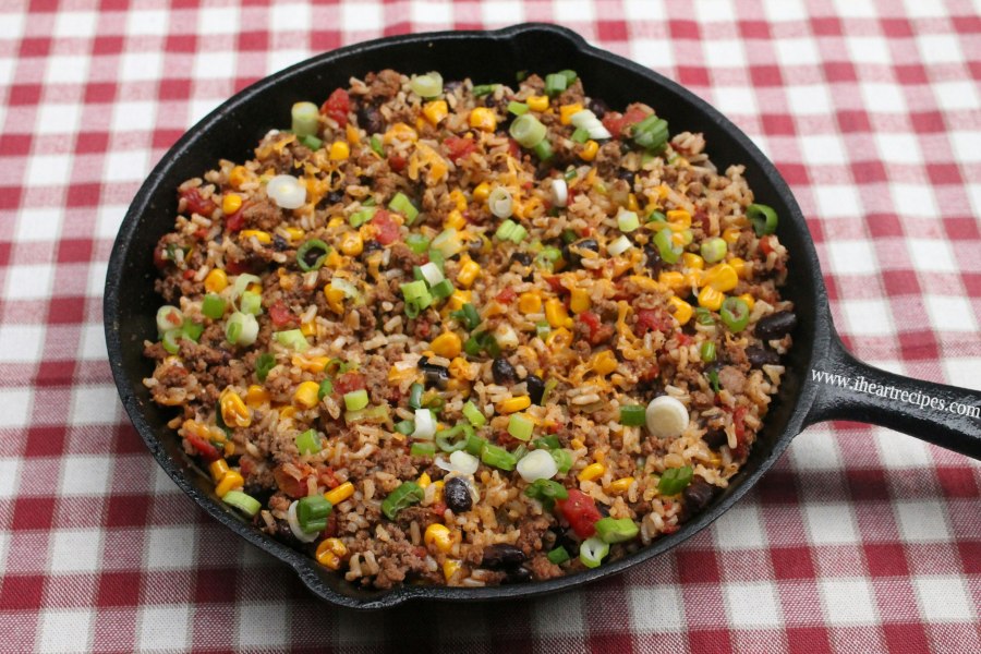 Куриная голень с рисом и овощами в духовке