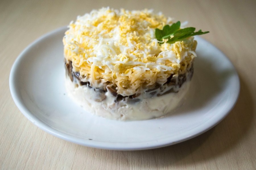 Салат нежность с курицей и черносливом