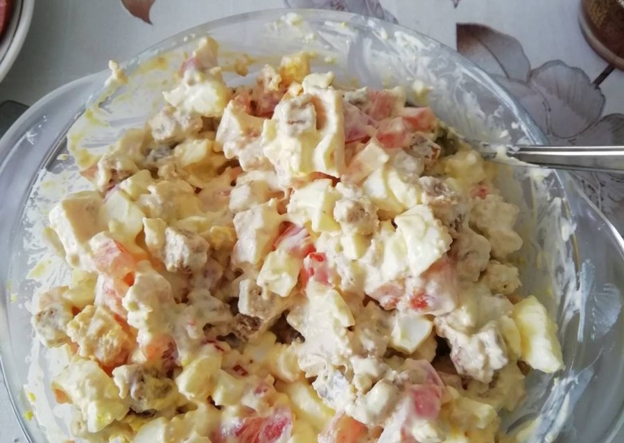 Салат с куриной грудкой и сухариками