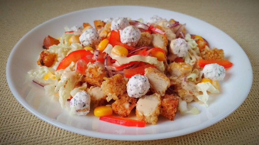 Салат ревнивец с курицей и сухариками