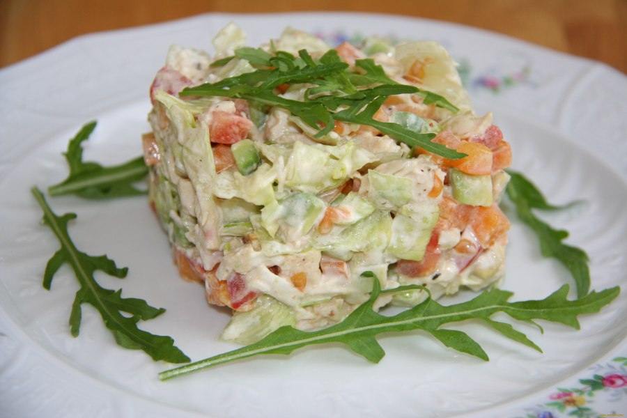 Салат с крабовыми палочками и копченой курицей