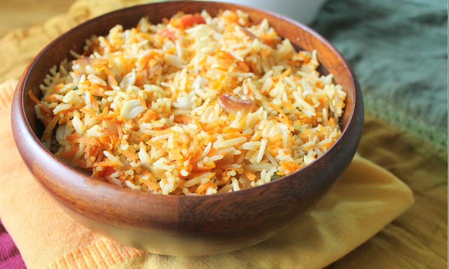 Бурый рис с морковью и луком