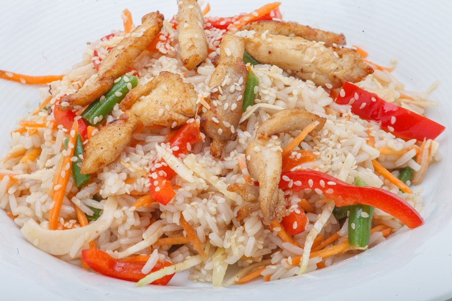 Японский рис с курицей и овощами