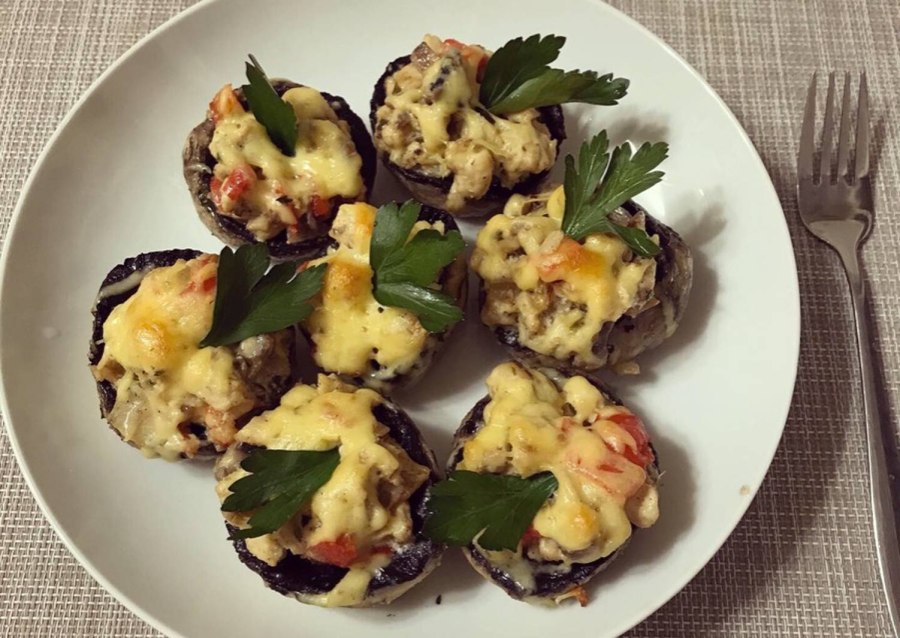 Перец фаршированный подача