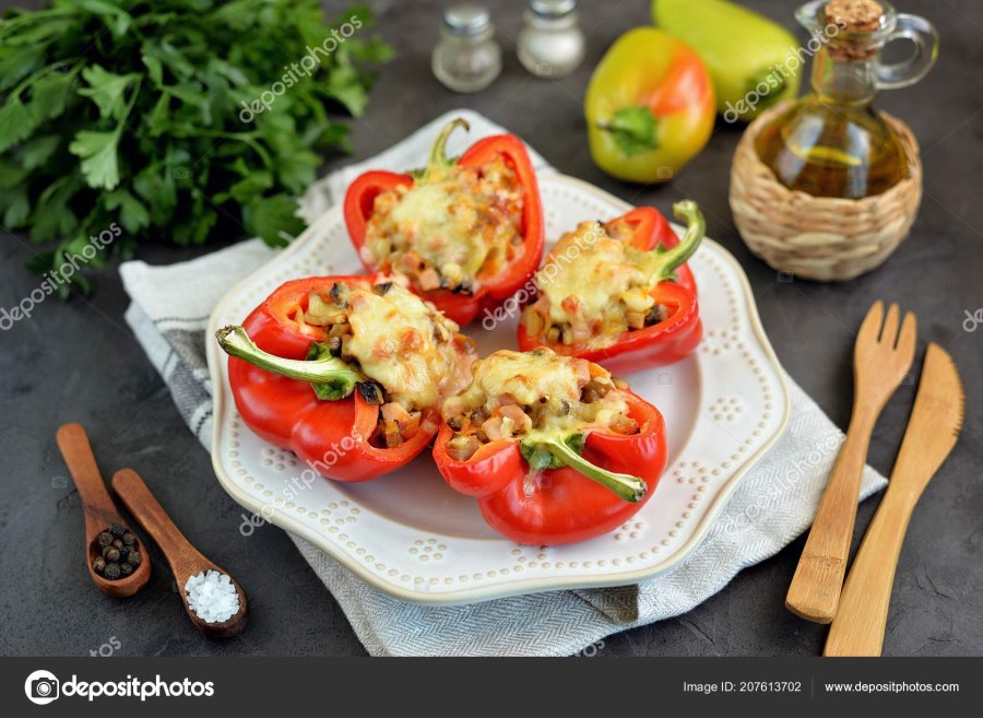 Фаршированные перчики в соусе