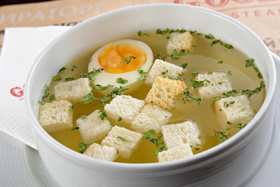Консоме с яйцом пашот