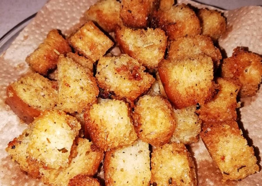 Чесночные гренки из белого хлеба