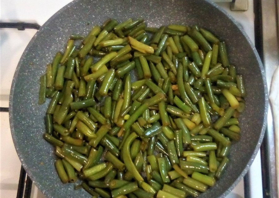 Фасоль стручковая с чесноком
