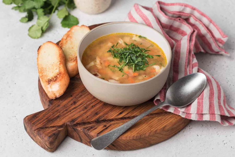 Гороховый суп с копченостями и гренками