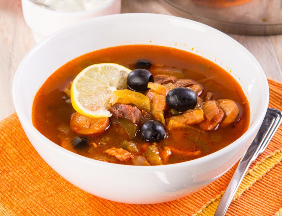 Солянка с колбасой и курицей красиво