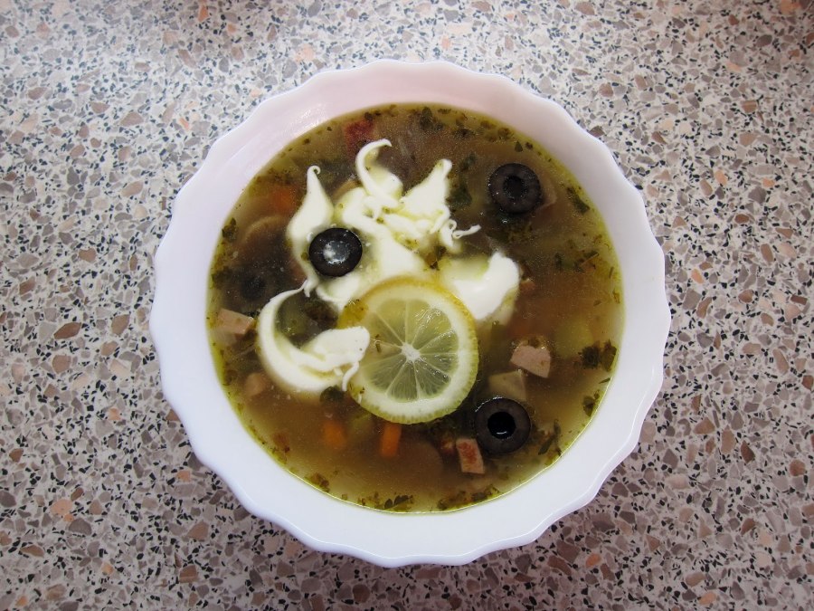 Солянка сборная мясная колбасой оливками