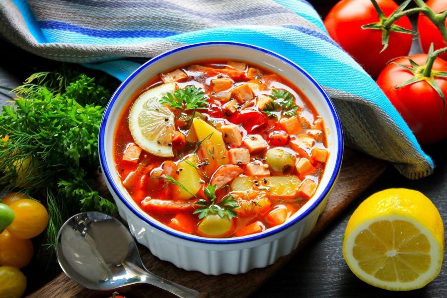 Суп солянка с колбасой и оливками