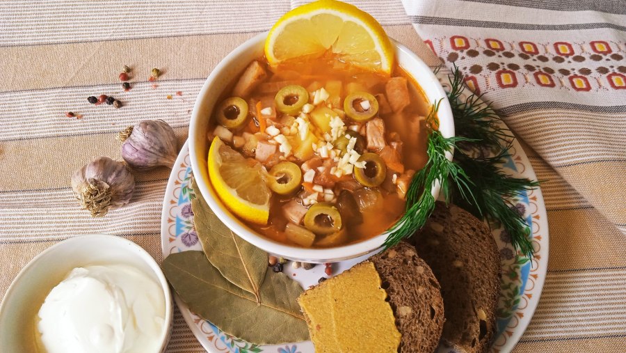 Солянка с маслинами и лимоном