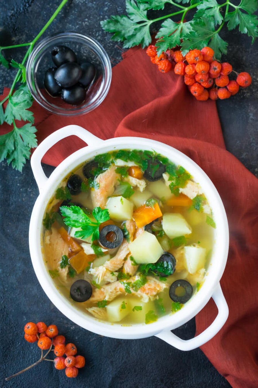 Солянка мясная с маслинами и лимоном