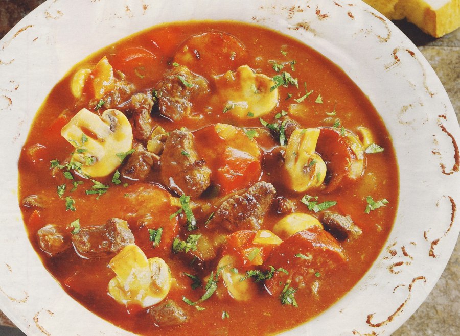 Гуляш из куриной грудки с подливкой