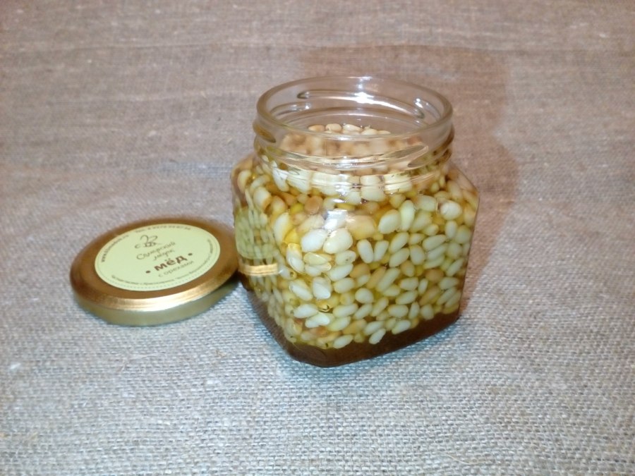 Брусника, кедровые орех мед