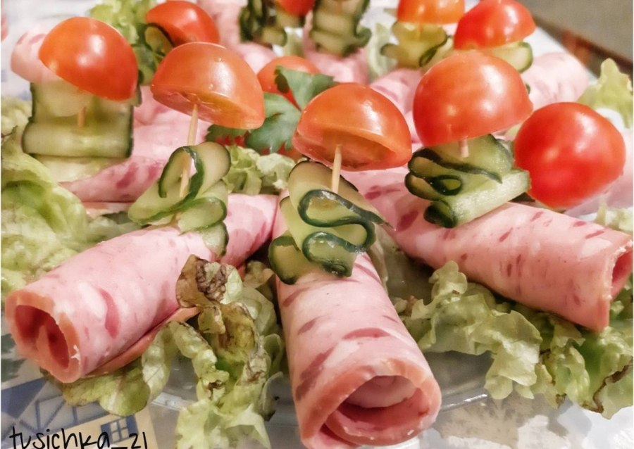 Рулетики из колбасы с начинкой