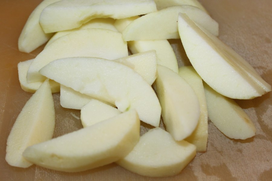 Яблоки нарезанные дольками